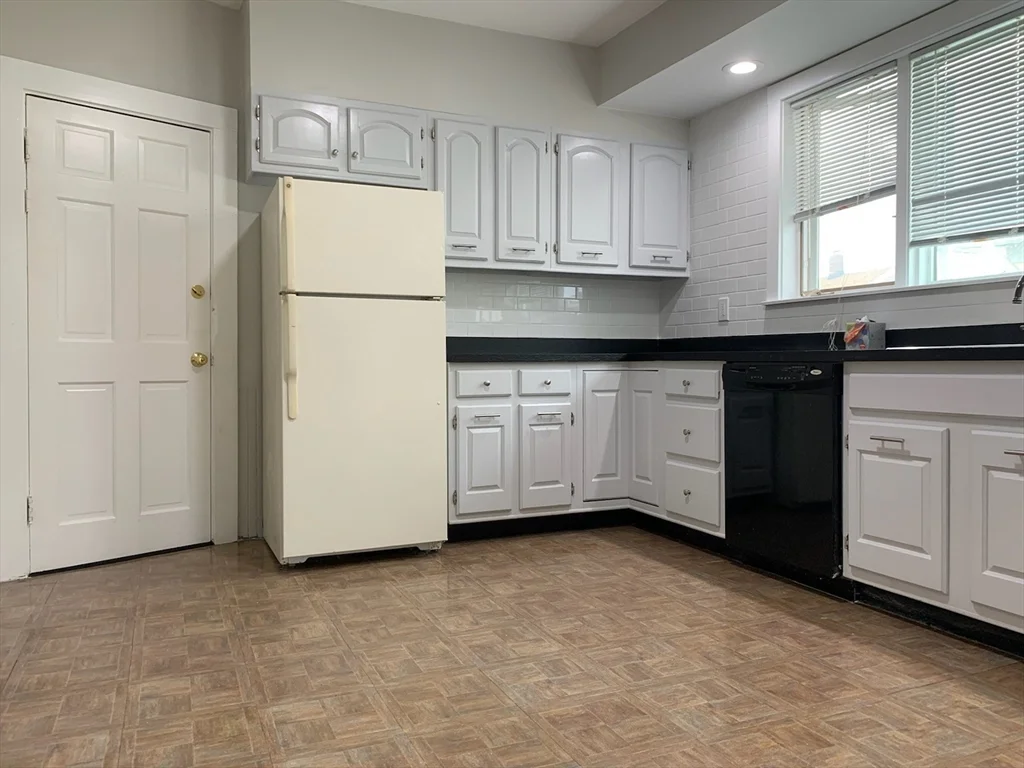 3 bed, 1 bath apartment for rent at 25A Bradbury Ave Unit 2, Wellington — photo 2 of 11