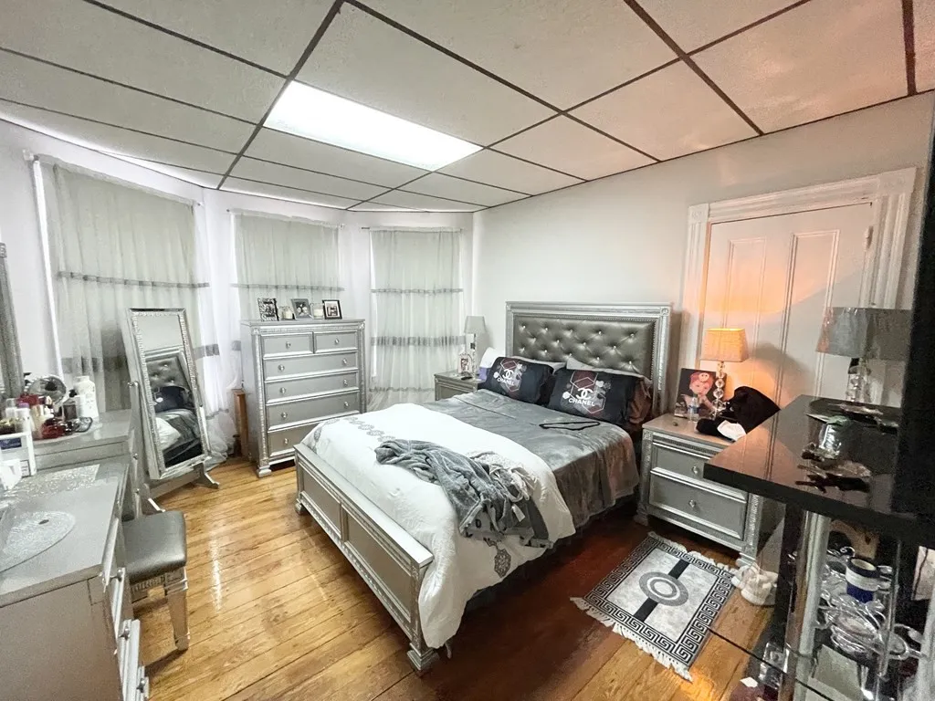 3 bed, 1 bath apartment for rent at 26-28 Harbor View Unit 1, Dorchester — photo 3 of 8