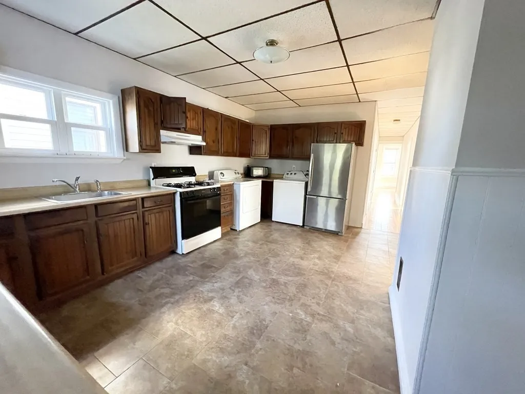 4 bed, 1 bath apartment for rent at 26-28 Harbor View Unit 2, Dorchester — photo 3 of 20