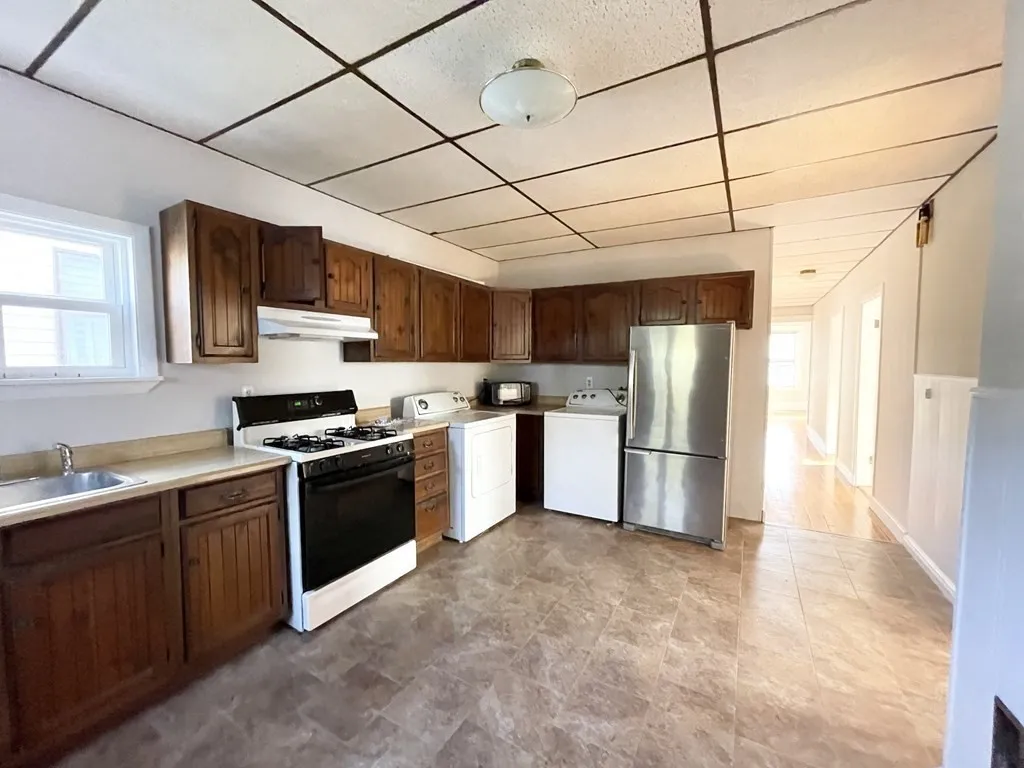 4 bed, 1 bath apartment for rent at 26-28 Harbor View Unit 2, Dorchester — photo 4 of 20