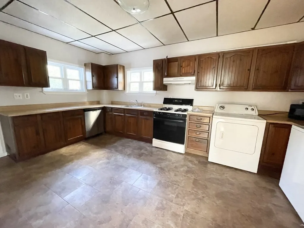 4 bed, 1 bath apartment for rent at 26-28 Harbor View Unit 2, Dorchester — photo 1 of 20
