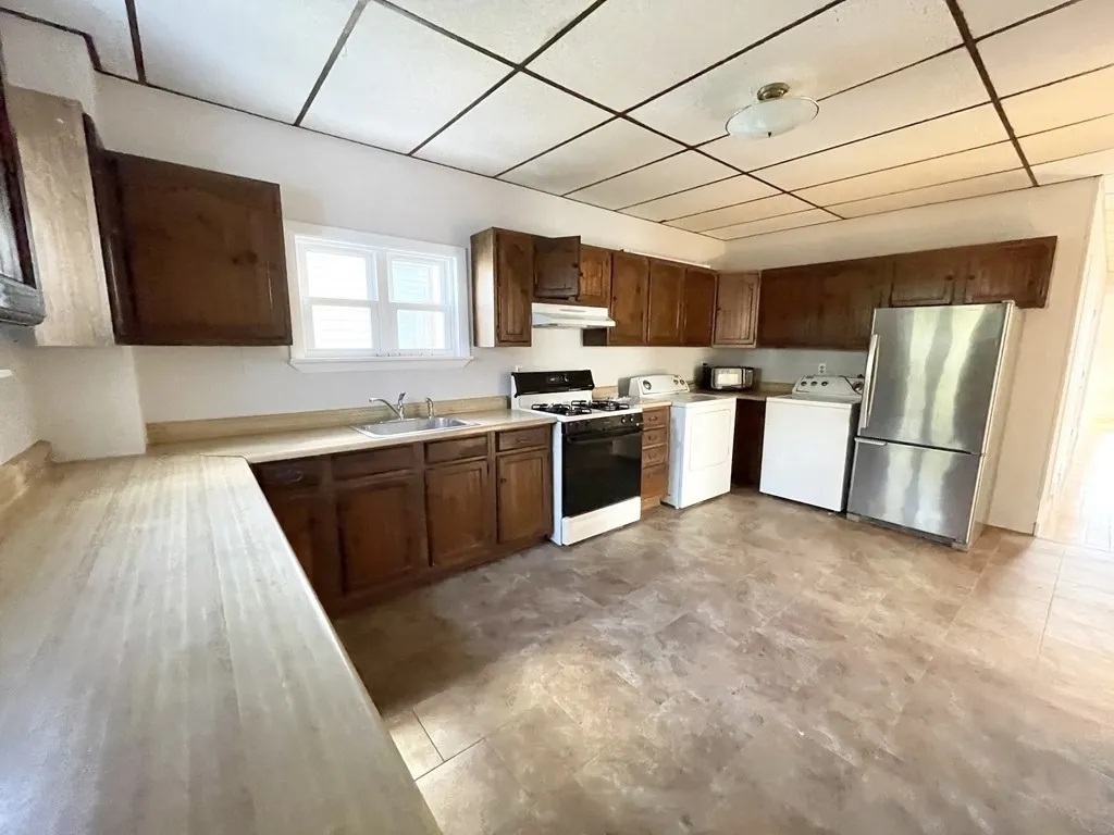 4 bed, 1 bath apartment for rent at 26-28 Harbor View Unit 2, Dorchester — photo 2 of 20