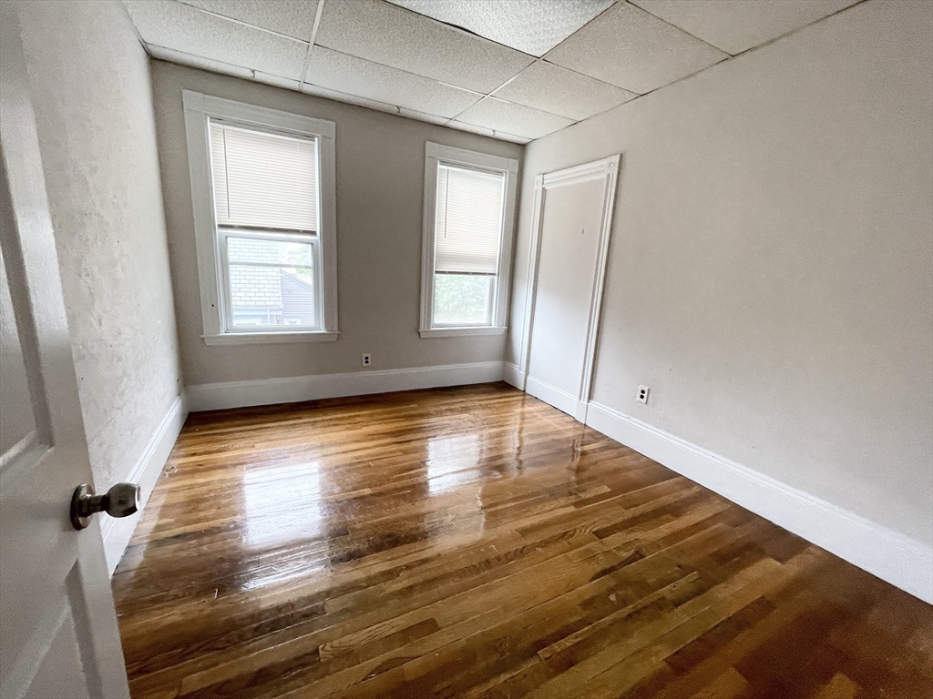 4 bed, 1 bath apartment for rent at 26-28 Harbor View Unit 3, Dorchester — photo 4 of 9