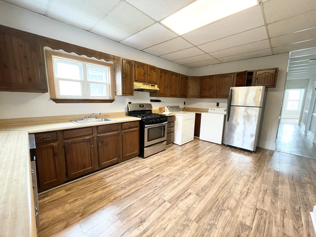 4 bed, 1 bath apartment for rent at 26-28 Harbor View Unit 3, Dorchester — photo 2 of 9