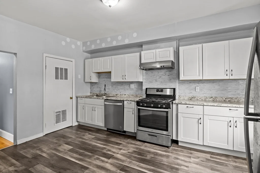3 bed, 1 bath apartment for rent at 26 Alpine St Unit 2, Roxbury — photo 2 of 18