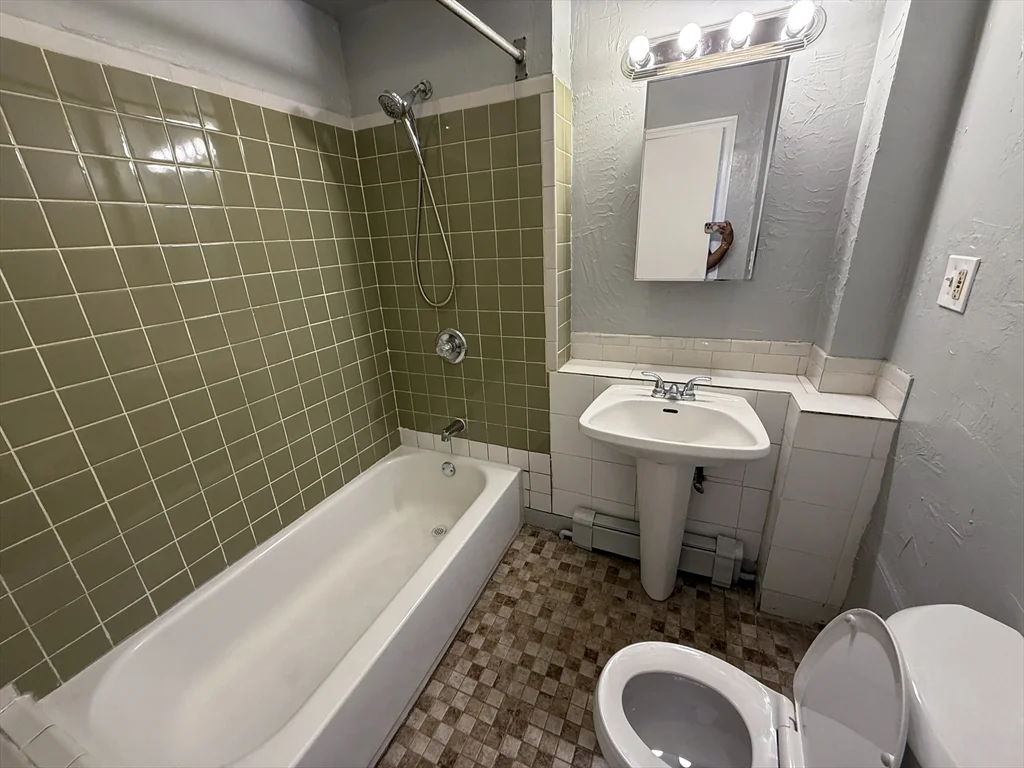 3 bed, 1 bath apartment for rent at 26 Alpine St Unit 3, Roxbury — photo 5 of 8