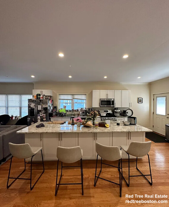 5 bed, 3.5 bath apartment for rent at 26 Bothwell Rd Unit 1, Oak Square — photo 2 of 23