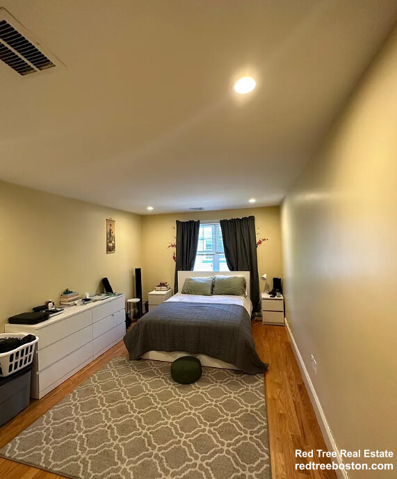 5 bed, 3.5 bath apartment for rent at 26 Bothwell Rd Unit 1, Oak Square — photo 10 of 23