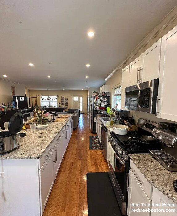 5 bed, 3.5 bath apartment for rent at 26 Bothwell Rd Unit 1, Oak Square — photo 4 of 23