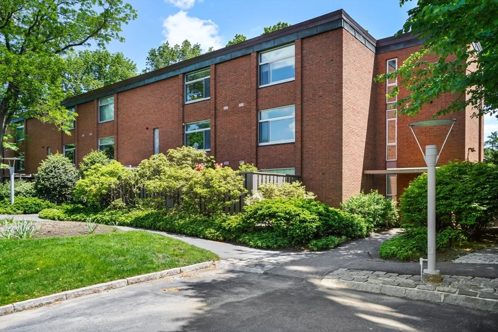 1 bed, 1 bath apartment for rent at 26 Bradbury St Unit B, Cambridge — photo 2 of 15