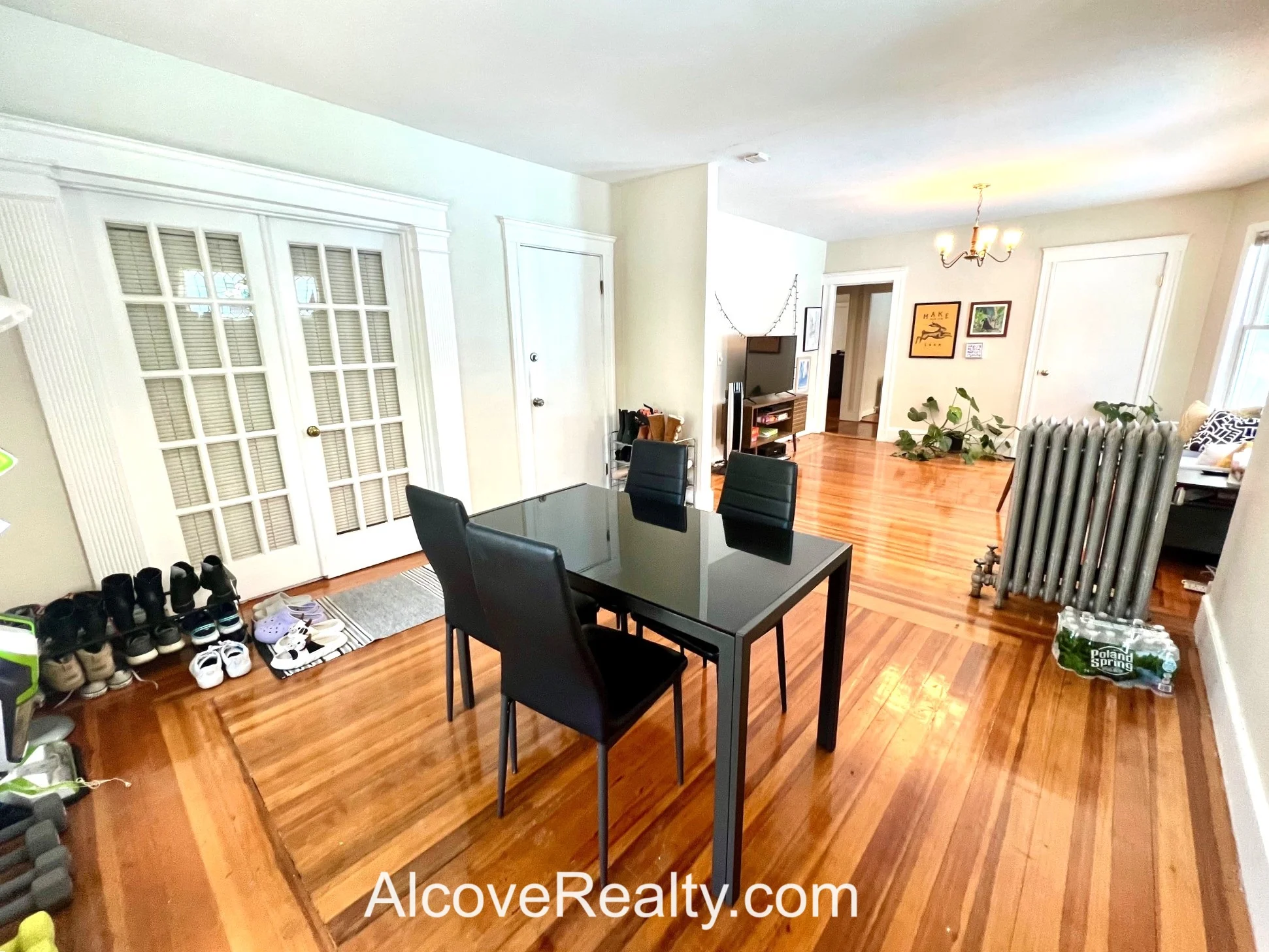 3 bed, 1 bath apartment for rent at 26 Burnham St Unit 2, Tufts — photo 1 of 18