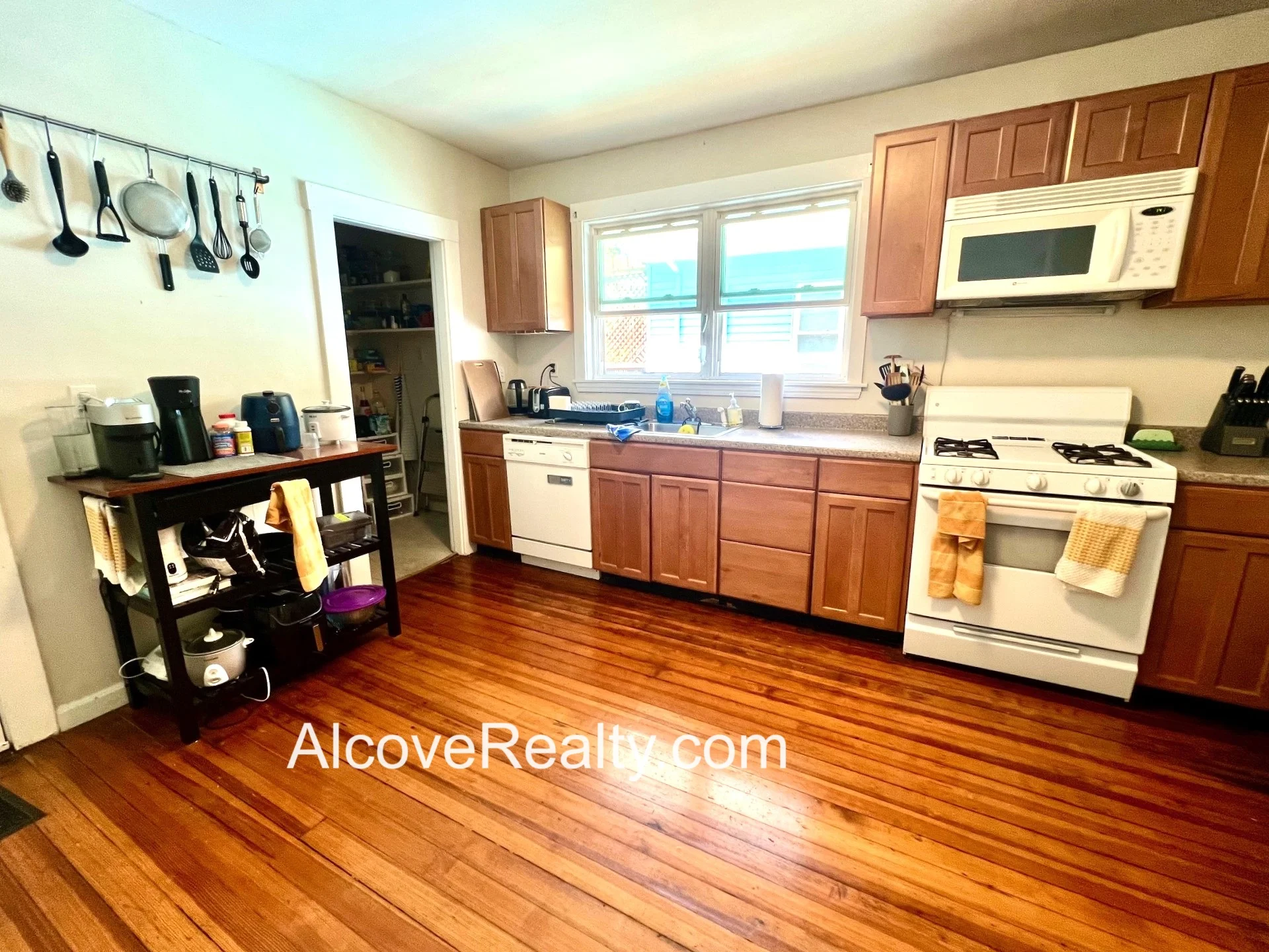 3 bed, 1 bath apartment for rent at 26 Burnham St Unit 2, Tufts — photo 6 of 18