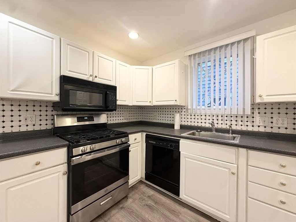 1 bed, 1 bath apartment for rent at 26 Callender St Unit 26, Riverside — photo 2 of 9