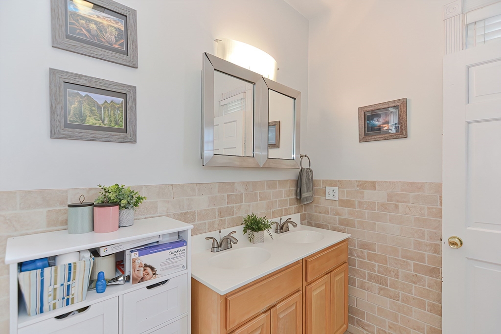 3 bed, 1 bath apartment for rent at 26 Chestnut Ave Unit 3, Jamaica Plain — photo 11 of 16