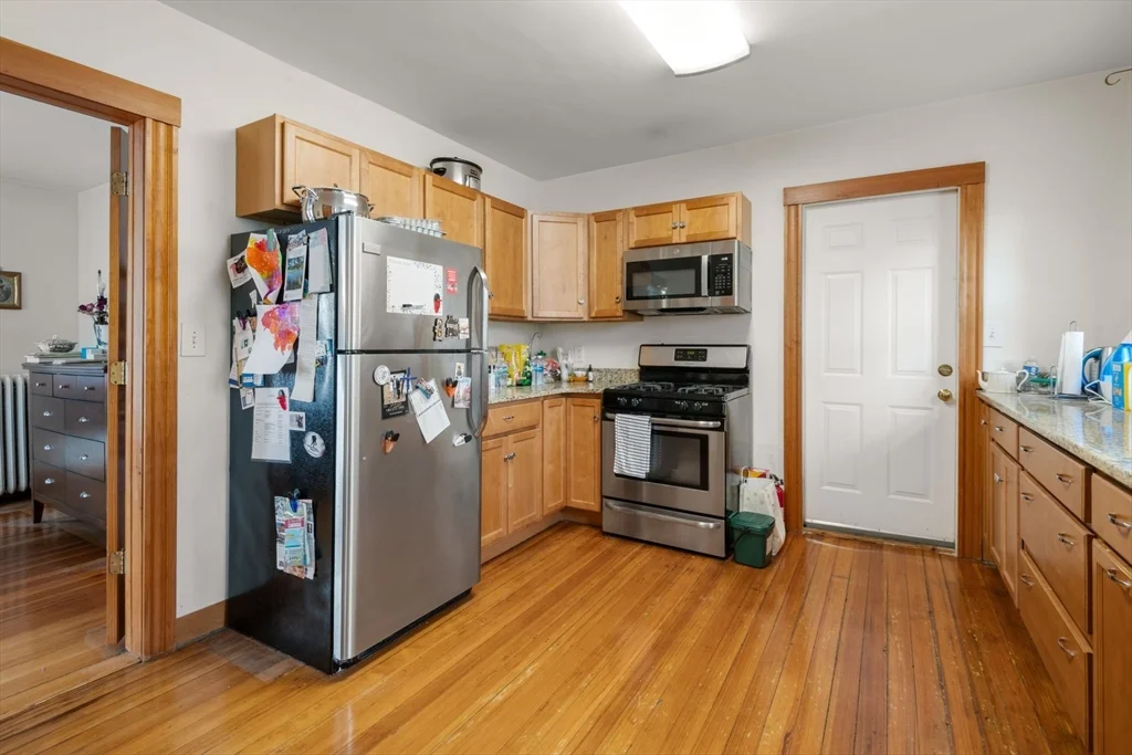3 bed, 1 bath apartment for rent at 26 Chilton St Unit 3, West Cambridge — photo 4 of 17