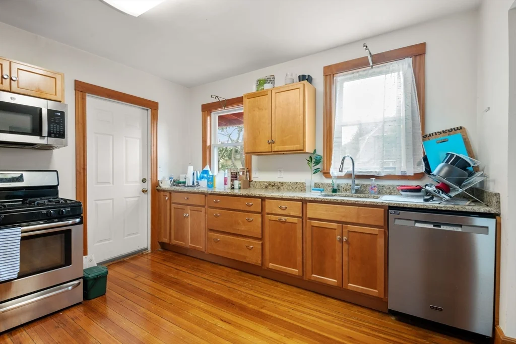 3 bed, 1 bath apartment for rent at 26 Chilton St Unit 3, West Cambridge — photo 3 of 17