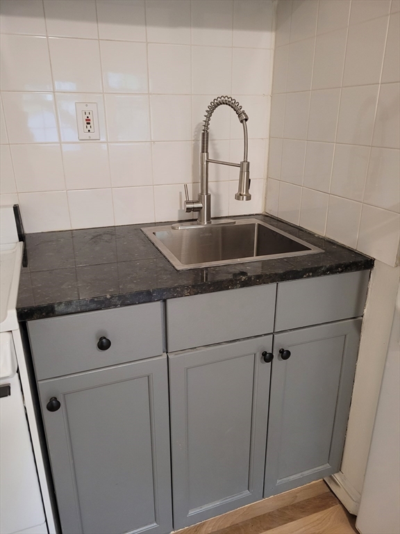 Studio bed, 1 bath apartment for rent at 26 Chiswick Rd Unit 5, Brighton — photo 4 of 7