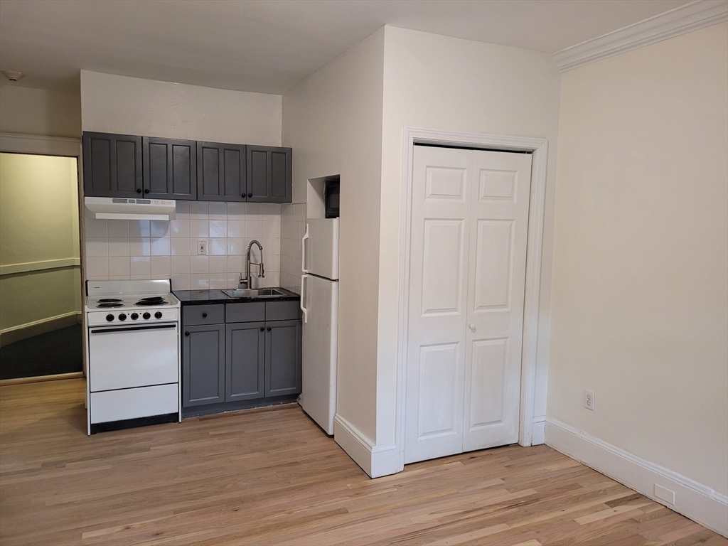Studio bed, 1 bath apartment for rent at 26 Chiswick Rd Unit 5, Brighton — photo 5 of 7