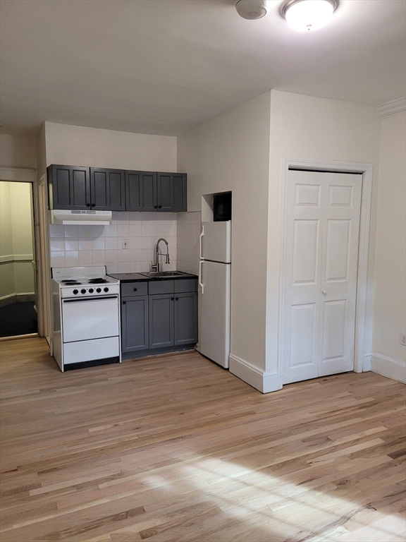 Studio bed, 1 bath apartment for rent at 26 Chiswick Rd Unit 5, Brighton — photo 3 of 7
