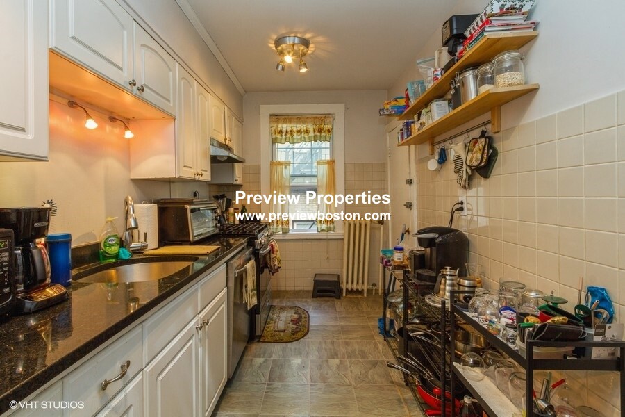 3 bed, 1 bath apartment for rent at 26 Chiswick Rd Unit 8, Brighton — photo 3 of 33