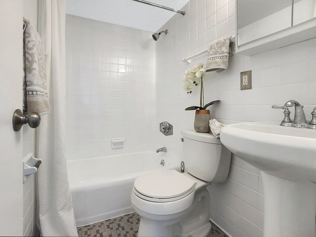1 bed, 1 bath apartment for rent at 26 Commonwealth Ter Unit 14, Brighton — photo 8 of 13