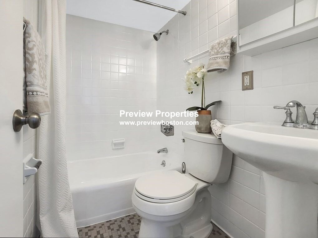 1 bed, 1 bath apartment for rent at 26 Commonwealth Ter Unit 14P, Brighton — photo 8 of 13