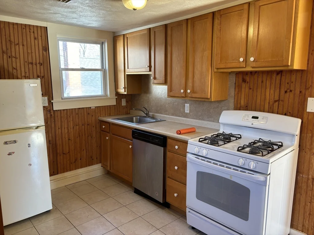 2 bed, 1 bath apartment for rent at 26 Fisher St Unit B, North Attleboro — photo 3 of 13