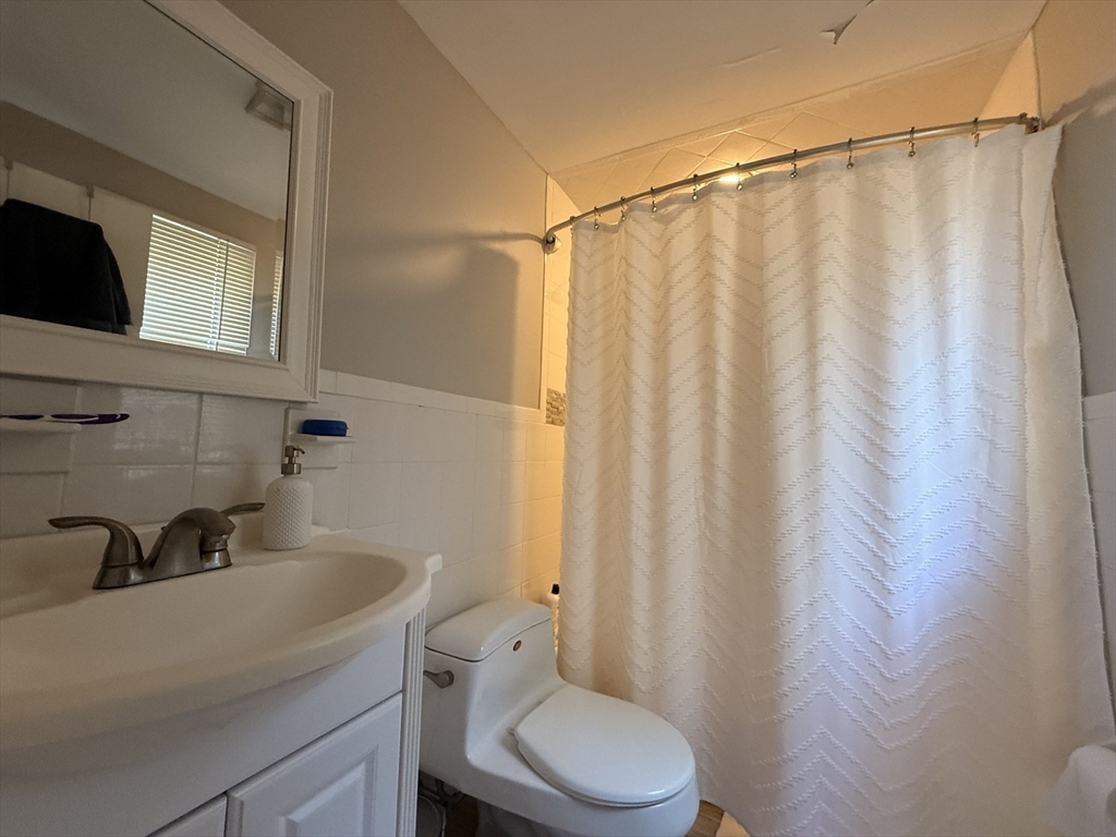 4 bed, 3 bath apartment for rent at 26 Hammond Pond Pkwy Unit 26, Brookline — photo 9 of 13
