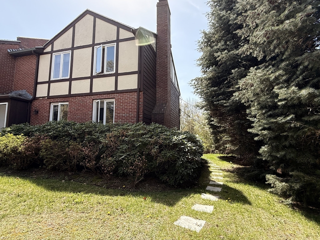 4 bed, 3 bath apartment for rent at 26 Hammond Pond Pkwy Unit 26, Brookline — photo 12 of 13