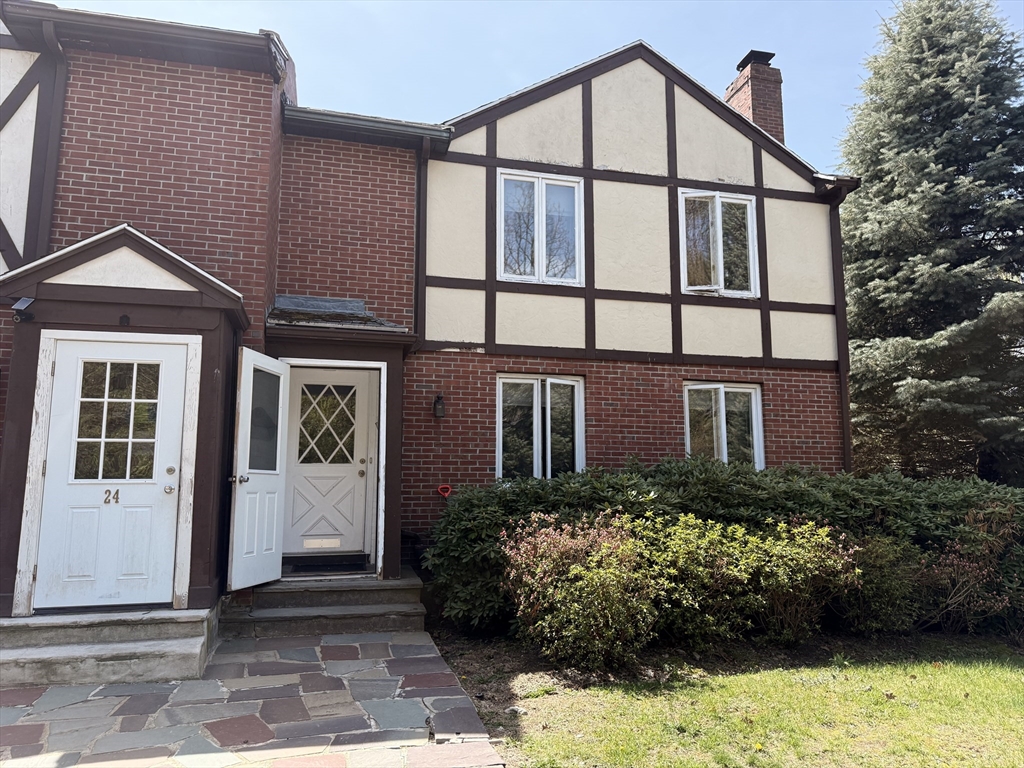 4 bed, 3 bath apartment for rent at 26 Hammond Pond Pkwy Unit 26, Brookline — photo 11 of 13