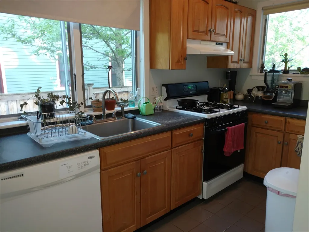 Studio bed, 1 bath apartment for rent at 26 Hingham Unit 2, Riverside — photo 9 of 11