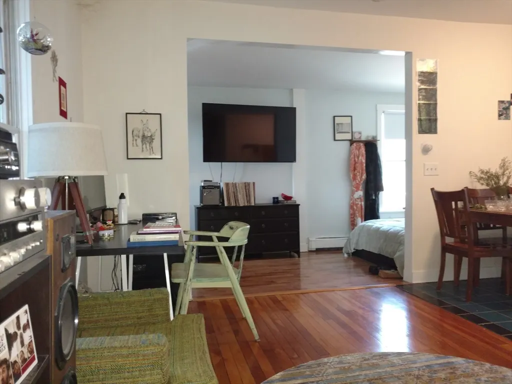 Studio bed, 1 bath apartment for rent at 26 Hingham Unit 2, Riverside — photo 4 of 11
