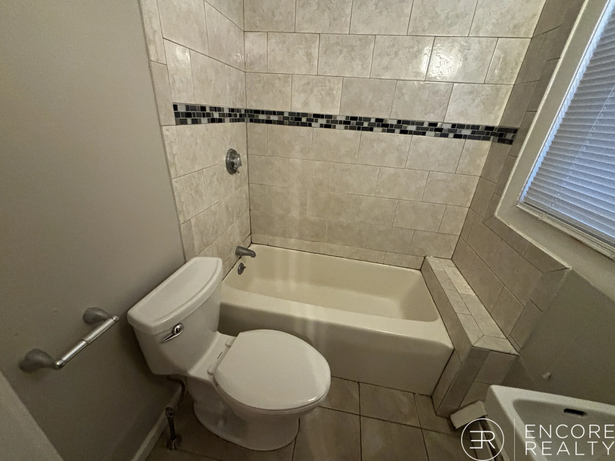 1 bed, 1 bath apartment for rent at 26 Jfk St Unit 3, Riverside — photo 9 of 12