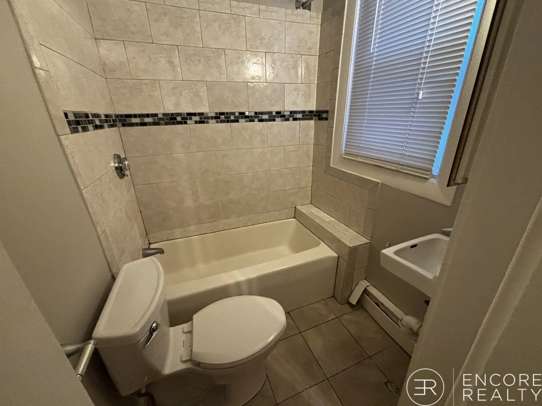1 bed, 1 bath apartment for rent at 26 Jfk St Unit 3, Riverside — photo 8 of 12