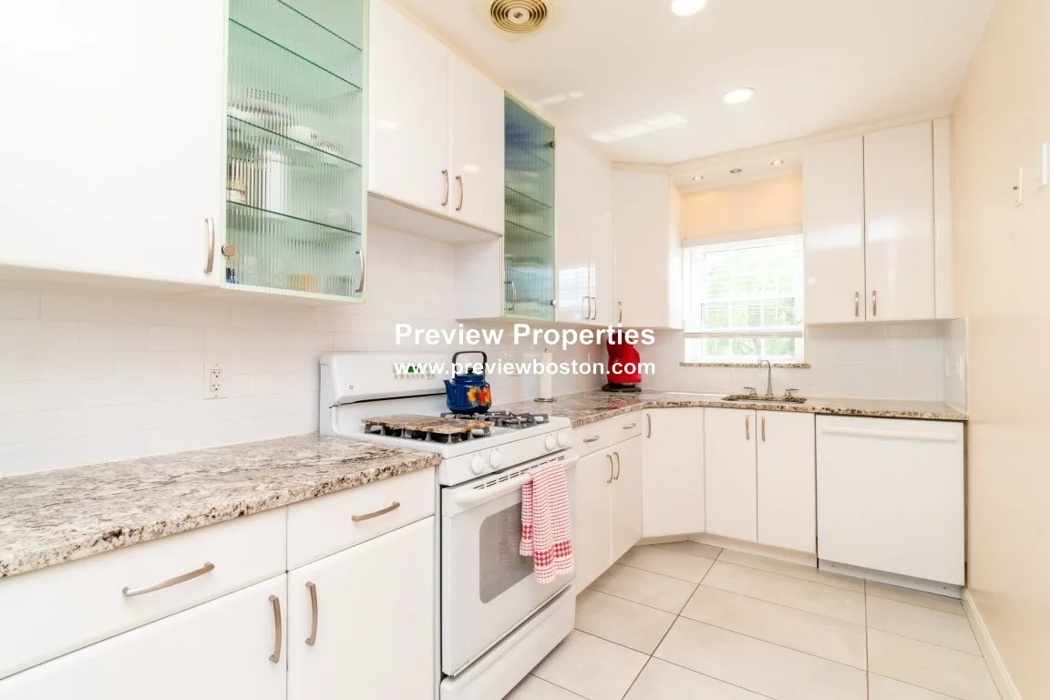 2 bed, 1 bath apartment for rent at 26 Lake Shore Ct Unit 1P, Oak Square — photo 1 of 15
