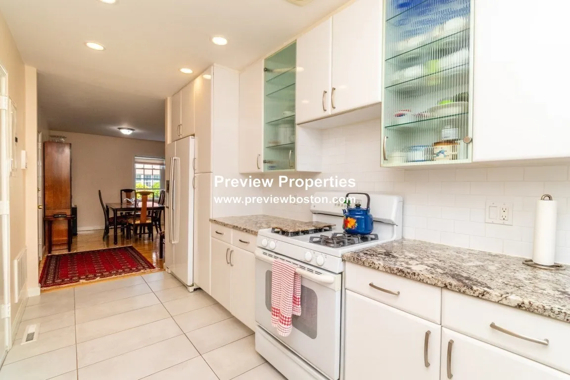 2 bed, 1 bath apartment for rent at 26 Lake Shore Ct Unit 1P, Oak Square — photo 3 of 15