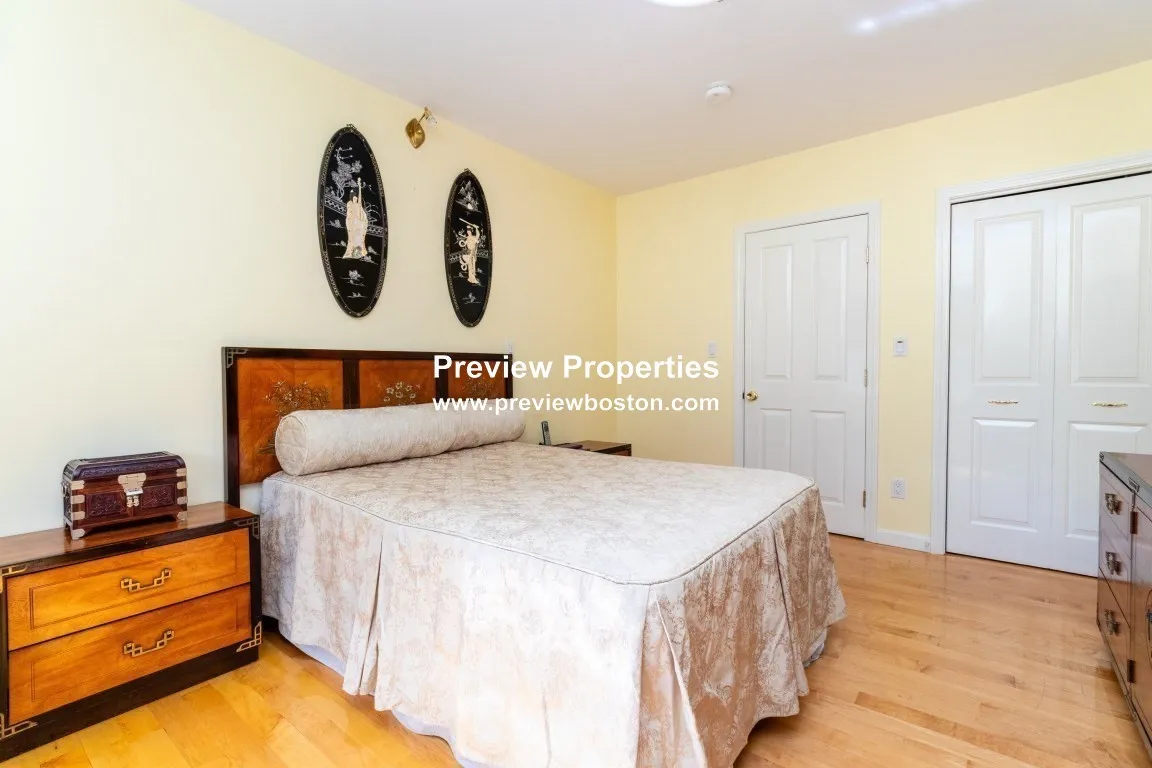 2 bed, 1 bath apartment for rent at 26 Lake Shore Ct Unit 1P, Oak Square — photo 5 of 15