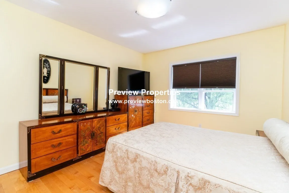 2 bed, 1 bath apartment for rent at 26 Lake Shore Ct Unit 1P, Oak Square — photo 4 of 15