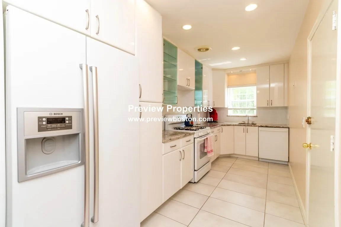 2 bed, 1 bath apartment for rent at 26 Lake Shore Ct Unit 1P, Oak Square — photo 2 of 15