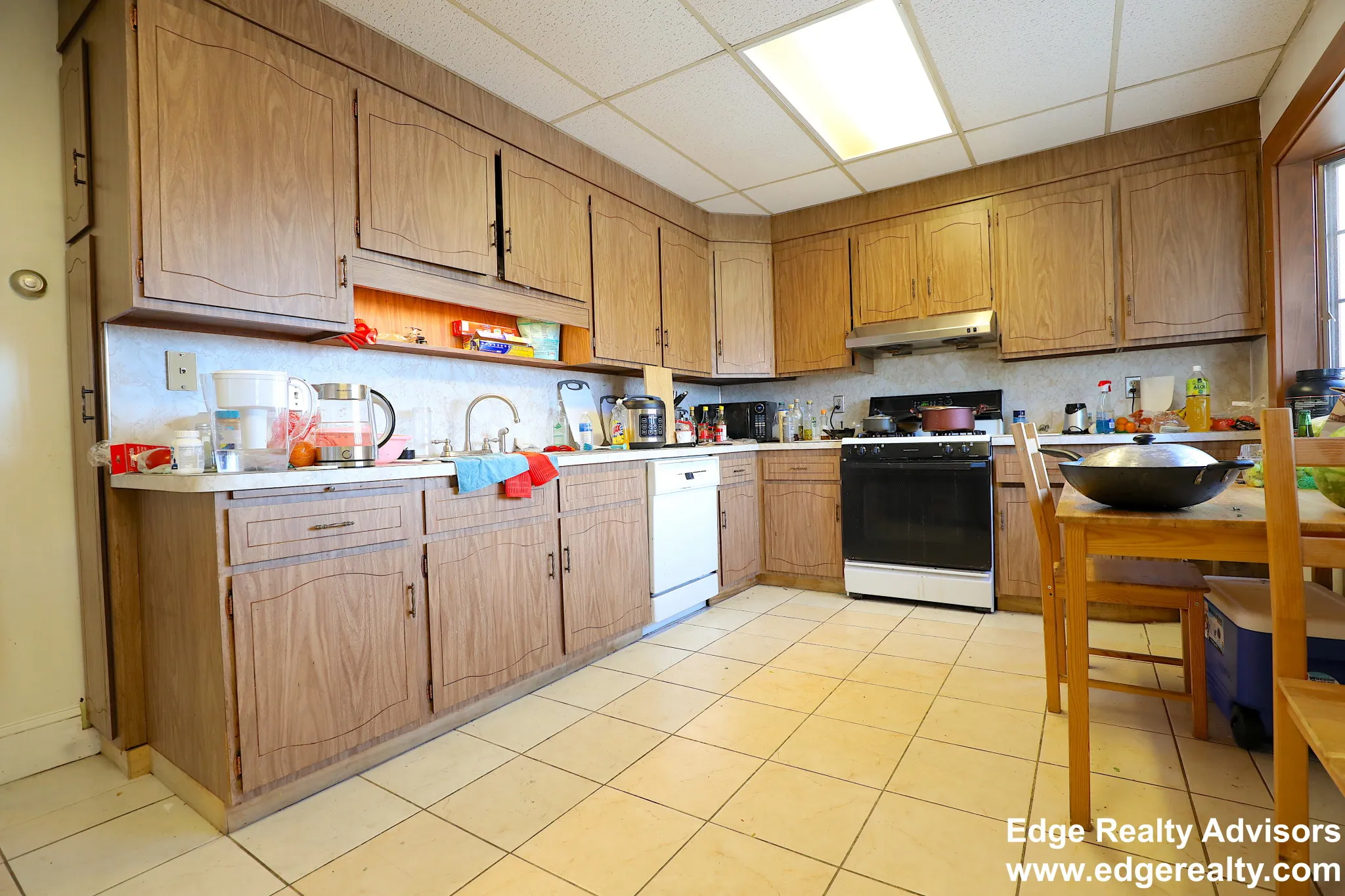 4 bed, 3 bath apartment for rent at 26 Mapleton St Unit 2, Brighton — photo 2 of 11
