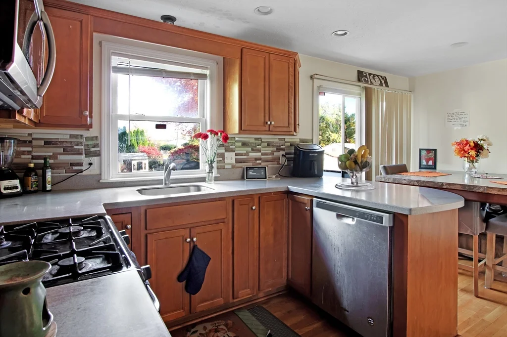 3 bed, 1 bath apartment for rent at 26 Moreland Ave Unit 28, Dedham — photo 6 of 18