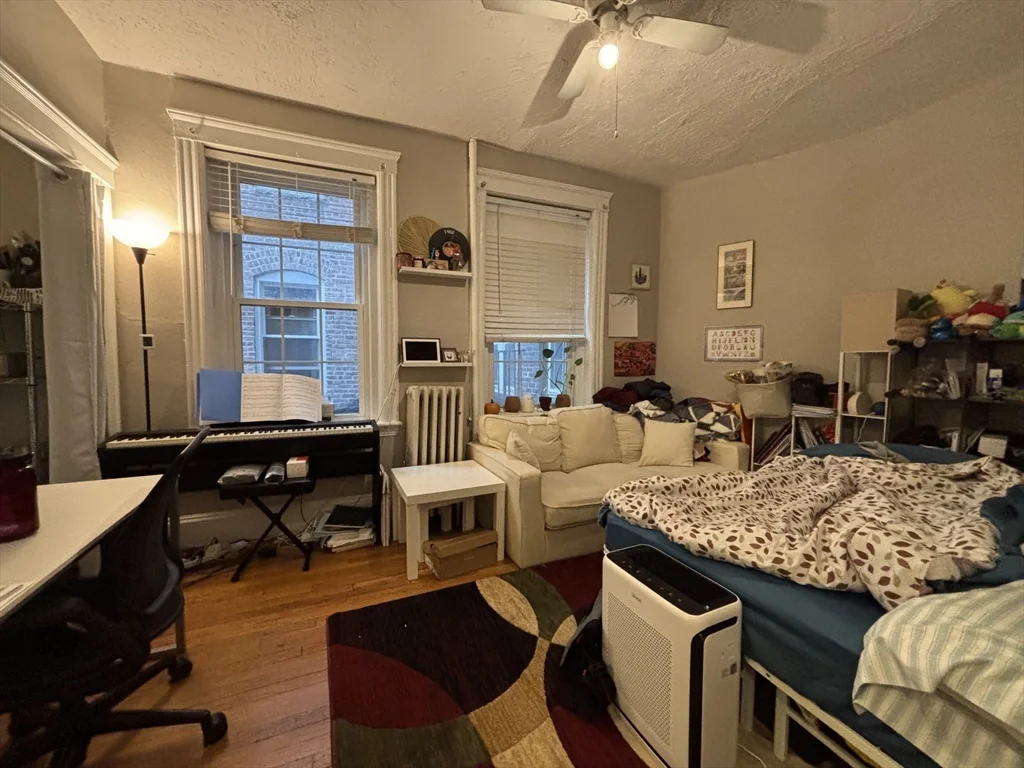 Studio bed, 1 bath apartment for rent at 26 Myrtle St Unit 3, Beacon Hill — photo 2 of 13