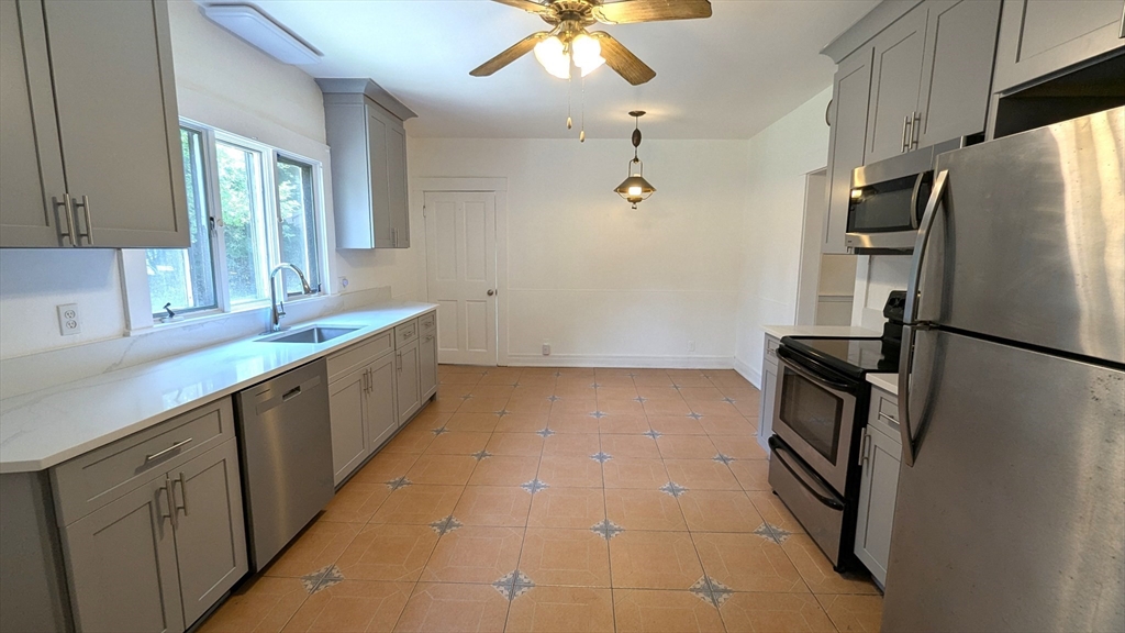3 bed, 1 bath apartment for rent at 26 Oak St Unit 26, Wellesley — photo 2 of 11