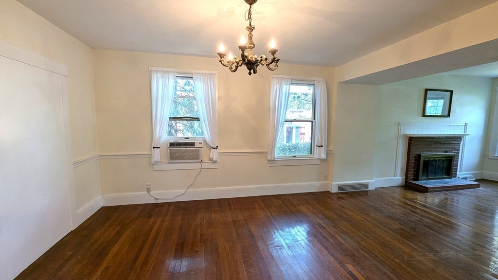 3 bed, 1 bath apartment for rent at 26 Oak St Unit 26, Wellesley — photo 4 of 11