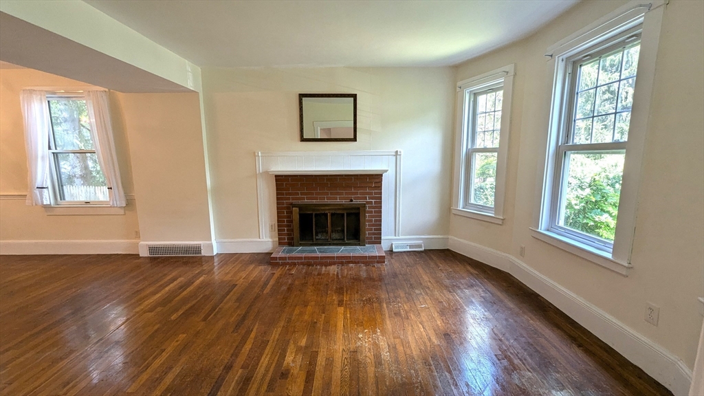 3 bed, 1 bath apartment for rent at 26 Oak St Unit 26, Wellesley — photo 3 of 11