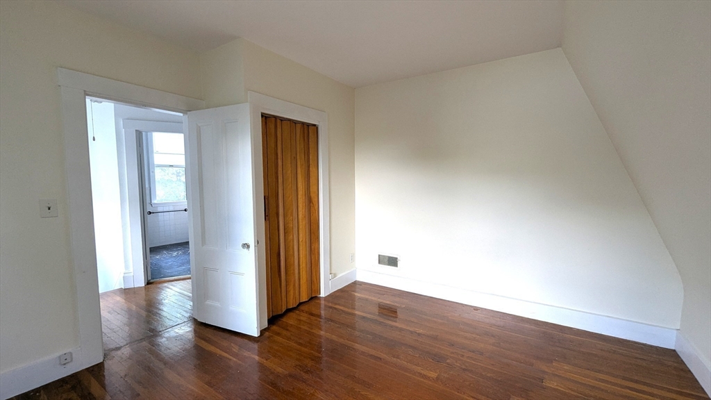 3 bed, 1 bath apartment for rent at 26 Oak St Unit 26, Wellesley — photo 8 of 11