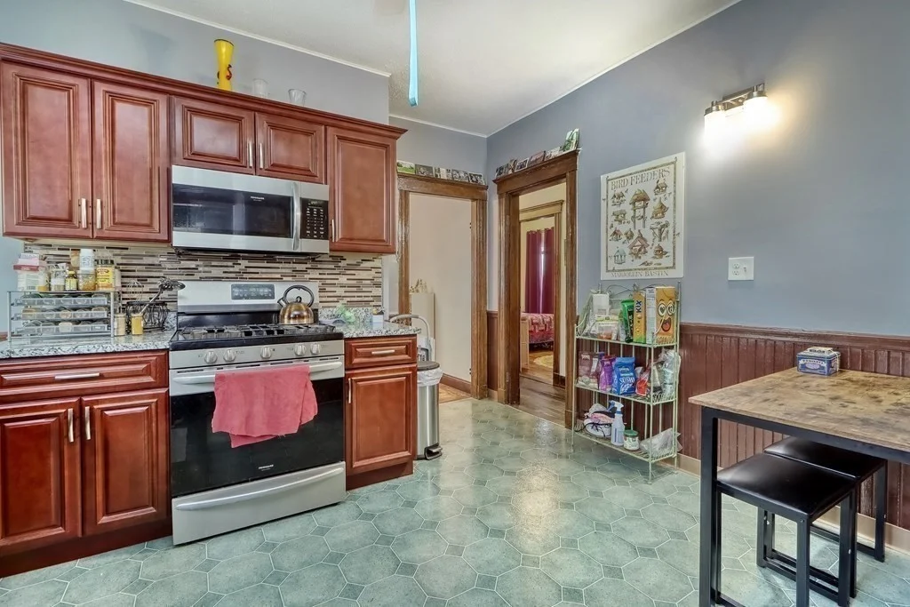 3 bed, 1 bath apartment for rent at 26 Oakland St Unit 2, Inman Square — photo 4 of 9