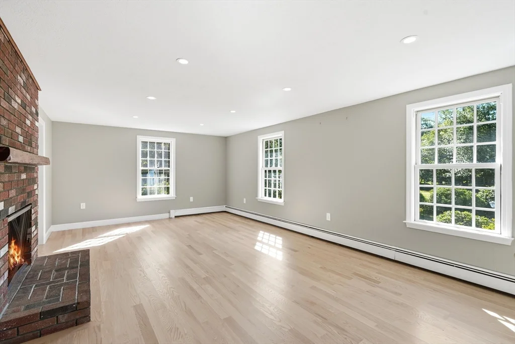 4 bed, 2 bath apartment for rent at 26 Old Coach Rd, Cohasset — photo 3 of 42
