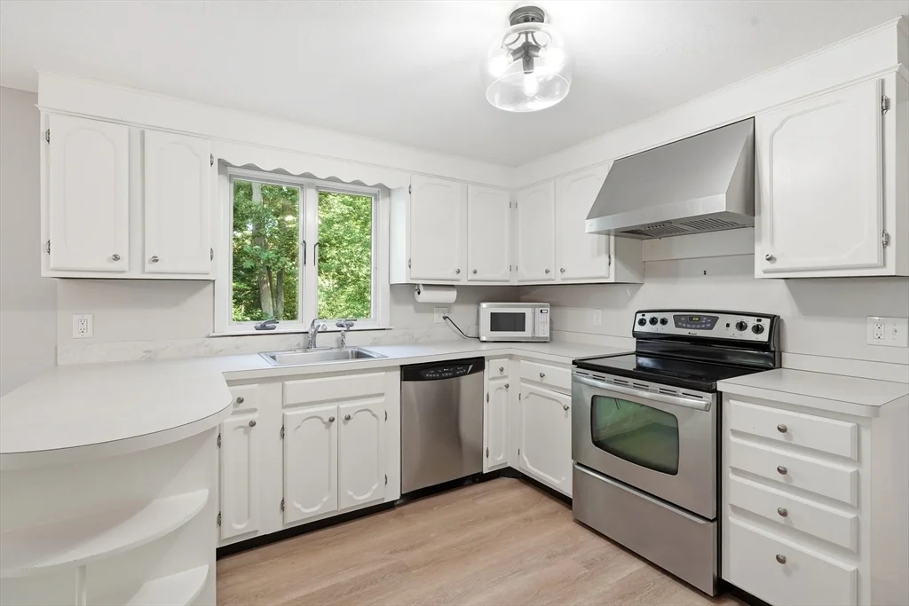 4 bed, 2 bath apartment for rent at 26 Old Coach Rd, Cohasset — photo 12 of 42