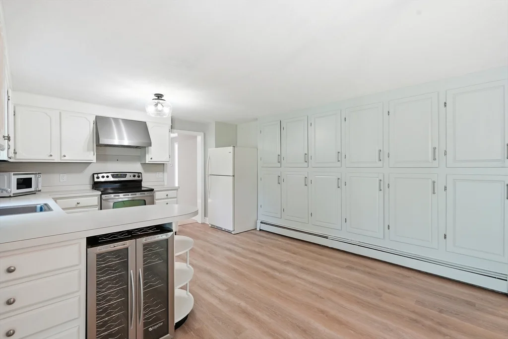 4 bed, 2 bath apartment for rent at 26 Old Coach Rd, Cohasset — photo 14 of 42